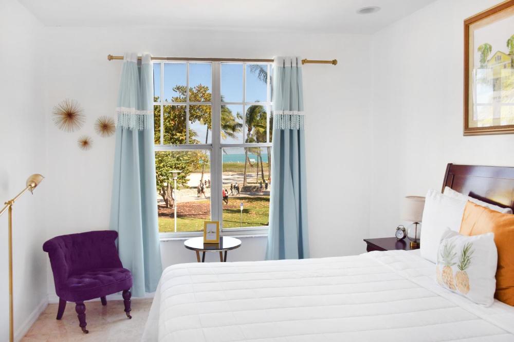 Signature Room Ocean View with One King Bed  interior